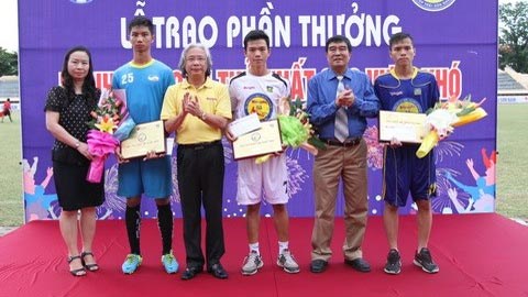BTC giải U17 QG báo Bóng đá – Cúp Thái Sơn Nam 2014 trao giải “Cầu thủ xuất sắc vượt khó”