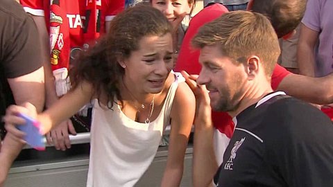 Fan nữ xinh đẹp "khóc như mưa" vì gặp thần tượng Gerrard