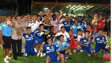 B.Bình Dương lần thứ 3 vô địch V-League: Hạnh phúc được đánh đổi bằng... tiền