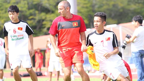 "Đòi nợ" U19 Indonesia thành công, HLV Guillaume nói gì?
