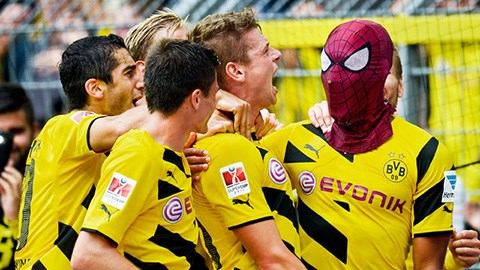 Aubameyang hóa người nhện ăn mừng bàn thắng vào lưới Bayern