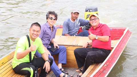 Du ngoạn trên “Làng nổi” Kampong Ayer cùng HLV Miura