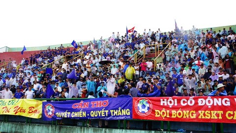 Khán giả đội mưa cổ vũ trận play-off tranh vé dự V-League 2015