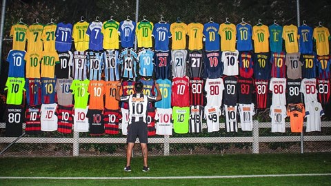 Ronaldinho khoe bộ sưu tập áo đấu khổng lồ