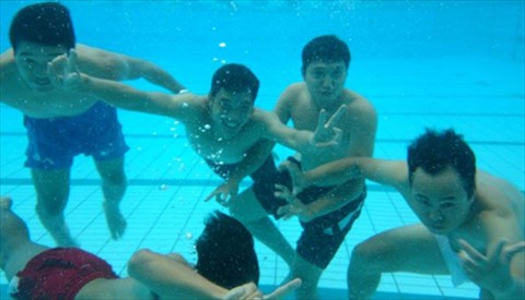 U19 Việt Nam: Đi bơi cũng tranh thủ "tự sướng"