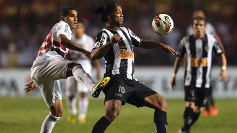 Xem Ronaldinho "dắt mũi" hậu vệ tương lai của Barca