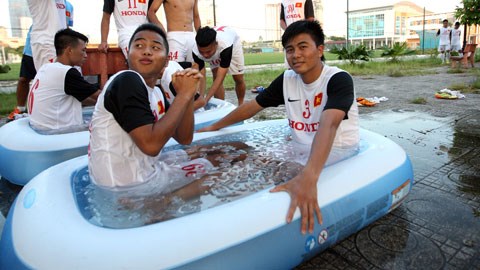 ĐT Olympic Việt Nam tắm nước đá ngay tại sân tập