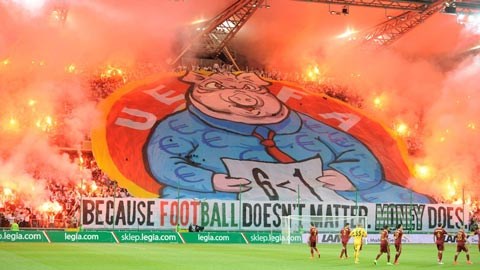 CĐV Legia Warsaw gửi "thông điệp" độc đáo tới UEFA