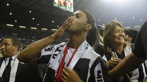 Ronaldinho được... đội hạng 6 của Anh liên hệ