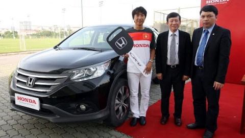 Honda Việt Nam tài trợ xe CR-V phục vụ HLV ĐT Việt Nam