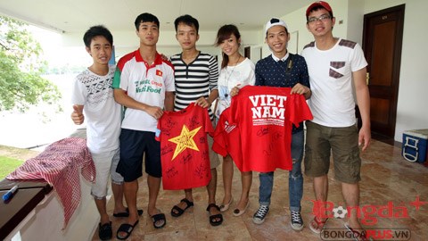 U19 Việt Nam niềm nở đón tiếp người hâm mộ