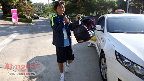 Thầy trò HLV Miura đến sân tập bằng taxi