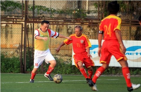 Trung tướng Hoàng Anh Xuân chơi bóng cùng cựu cầu thủ Thể Công
