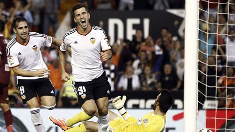 Valencia chiếm ngôi đầu La Liga sau chiến thắng Cordoba 3-0