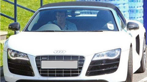 Fan nữ kêu la vì bị Bale đè bánh xe lên chân