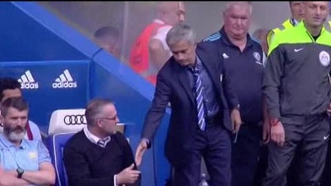 Mourinho "tẽn tò" vì bị đồng nghiệp từ chối bắt tay