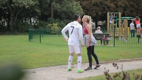 Ronaldo "nhái" lừa lấy nụ hôn của gái lạ