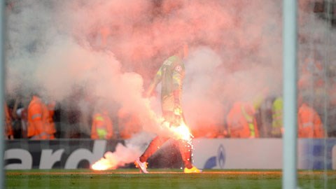 CĐV Galatasaray biến sân Emirates thành "chảo lửa"