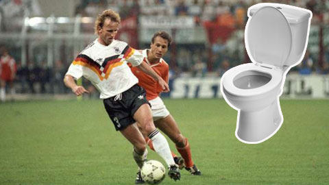 Chuyện bên lề (3/10): Tuyển thủ Đức vô địch World Cup phải đi cọ vệ sinh trả nợ