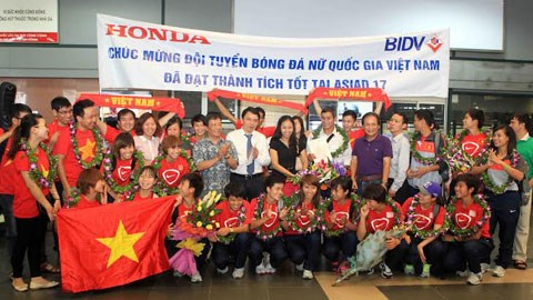 Trở về Việt Nam, ĐT Nữ được chào đón nồng nhiệt