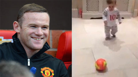 Quý tử nhà Rooney vừa biết đi đã biết đá bóng