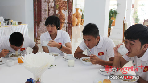 U19 Việt Nam ăn sáng bằng phở khô Gia Lai và hải sản Yangon