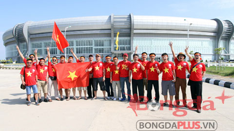 Rất đông CĐV Việt Nam tới sân cổ vũ cho U19 Việt Nam