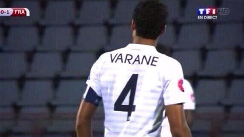 Varane đi vào lịch sử ĐT Pháp, Pogba tặng... quần cho CĐV nhí nhưng bị từ chối