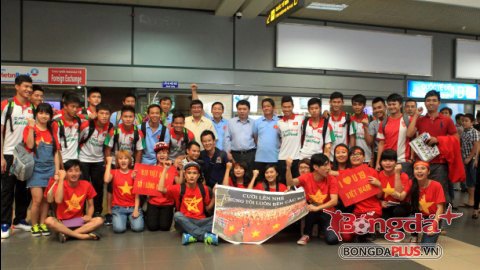 Lãnh đạo VFF đón ĐT U19 Việt Nam tại sân bay Nội Bài