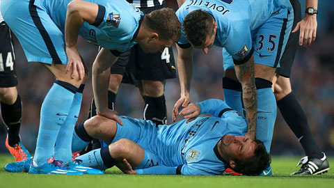 Man City mất Silva trước derby Manchester