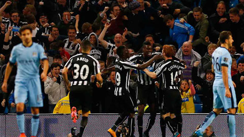 Man City bị Newcastle loại ngay trên sân nhà: Nhà vô địch khủng hoảng!