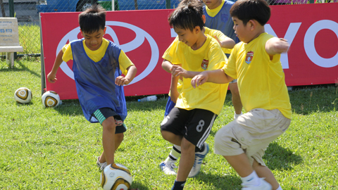 200 em nhỏ tham gia “thử thách tâng bóng cùng Toyota Mekong”