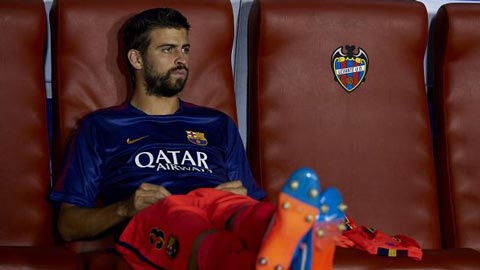 Pique bác bỏ khả năng rời Barca