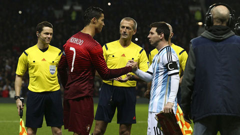 Ronaldo và Messi: Hai ngôi sao mờ nhạt ở đêm diễn Old Trafford