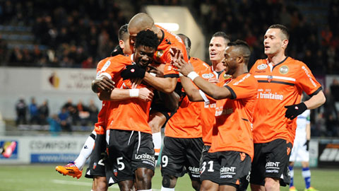 02h00 ngày 23/11: Lorient vs Lens