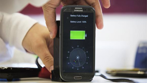 Ông chủ của Chelsea sẽ sản xuất pin cho smartphone sạc chỉ mất…30 giây