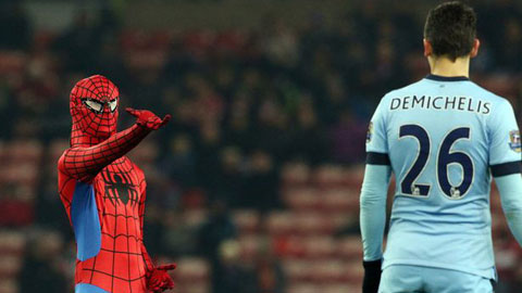 "Người nhện" quấy rối trận Sunderland - Man City