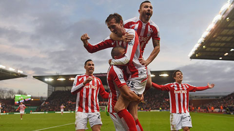 Stoke 3-2 Arsenal: Rơi thẳng xuống vực sâu