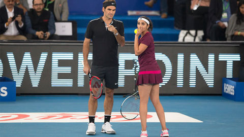 Federer và Djokovic tại IPTL: Kẻ cười, người khóc