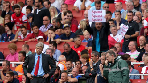 Wenger đáp trả fan Arsenal: "Đến tháng 5 hãy bàn về số phận của tôi"