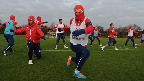 Sao Premier League hóa trang thành ninja tập luyện trong giá rét
