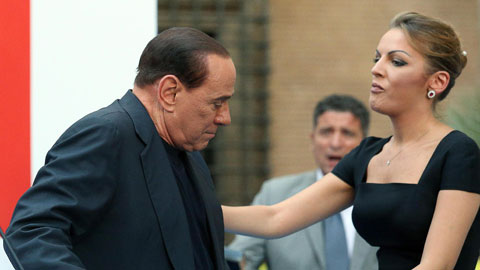 Berlusconi đá bồ kém… 50 tuổi?