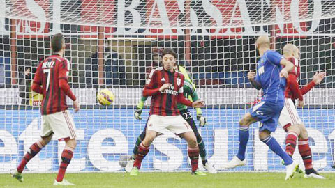 Milan 1-2 Sassuolo: Ác mộng đầu năm