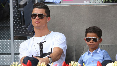 Con trai Ronaldo là fan bự của... Messi