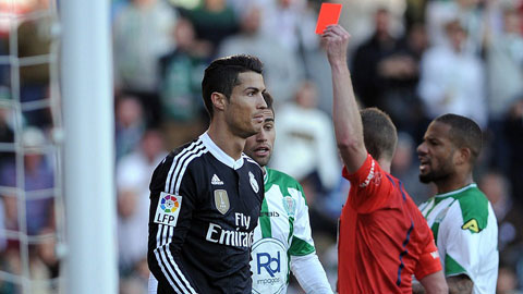 Cordoba 1-2 Real: Ronaldo lĩnh thẻ đỏ, Real thắng may mắn