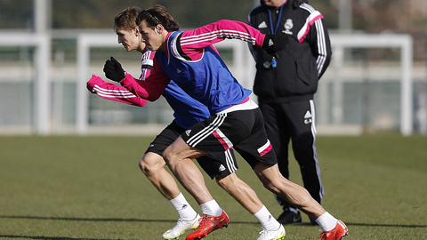Gareth Bale cho tân binh Odegaard "hít khói" ở buổi tập đầu tiên