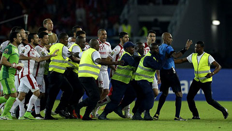Bị loại tức tưởi, cầu thủ Tunisia đòi "tẩn" trọng tài