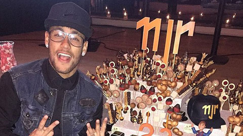 Neymar khoe bánh sinh nhật độc đáo