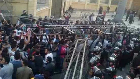 Bạo động tại giải VĐQG Ai Cập: 40 người chết