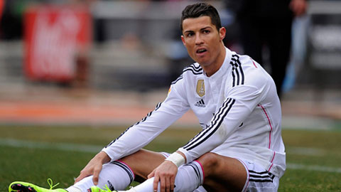 Sau giờ bóng lăn (10/2): Bị "hỏi xoáy", Ronaldo sỉ vả phóng viên